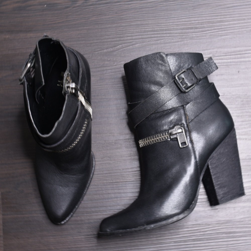 ✨Who’s BaD Zipper Ankle Booties✨